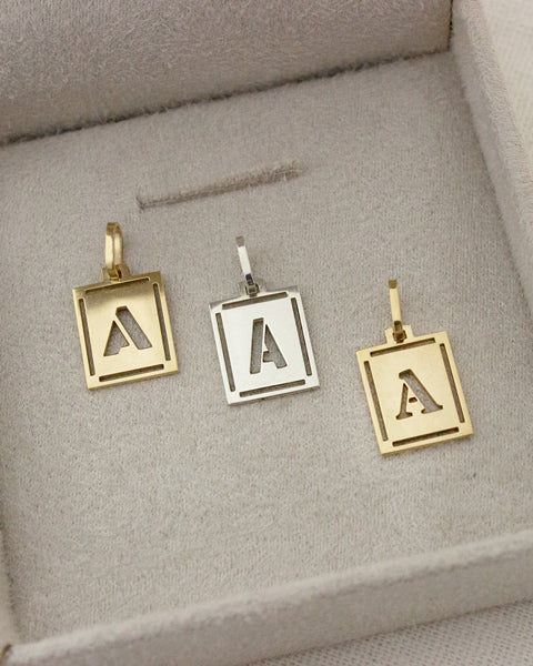Pingente Retangular Letra Vazada Ouro 18K