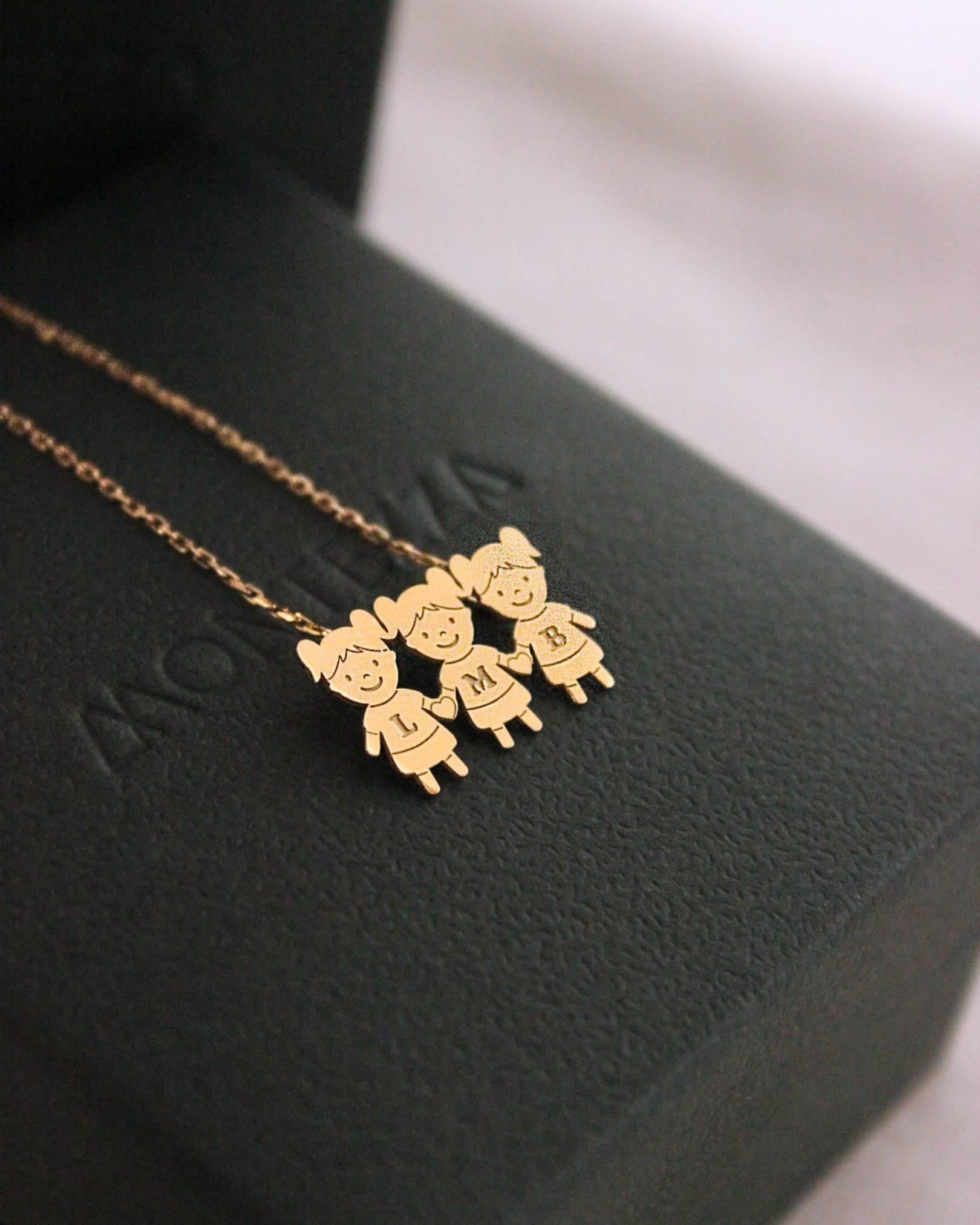pingente em ouro com dois ou três filhos, menino ou menina, personalizado com nome, inicial e data de nascimento