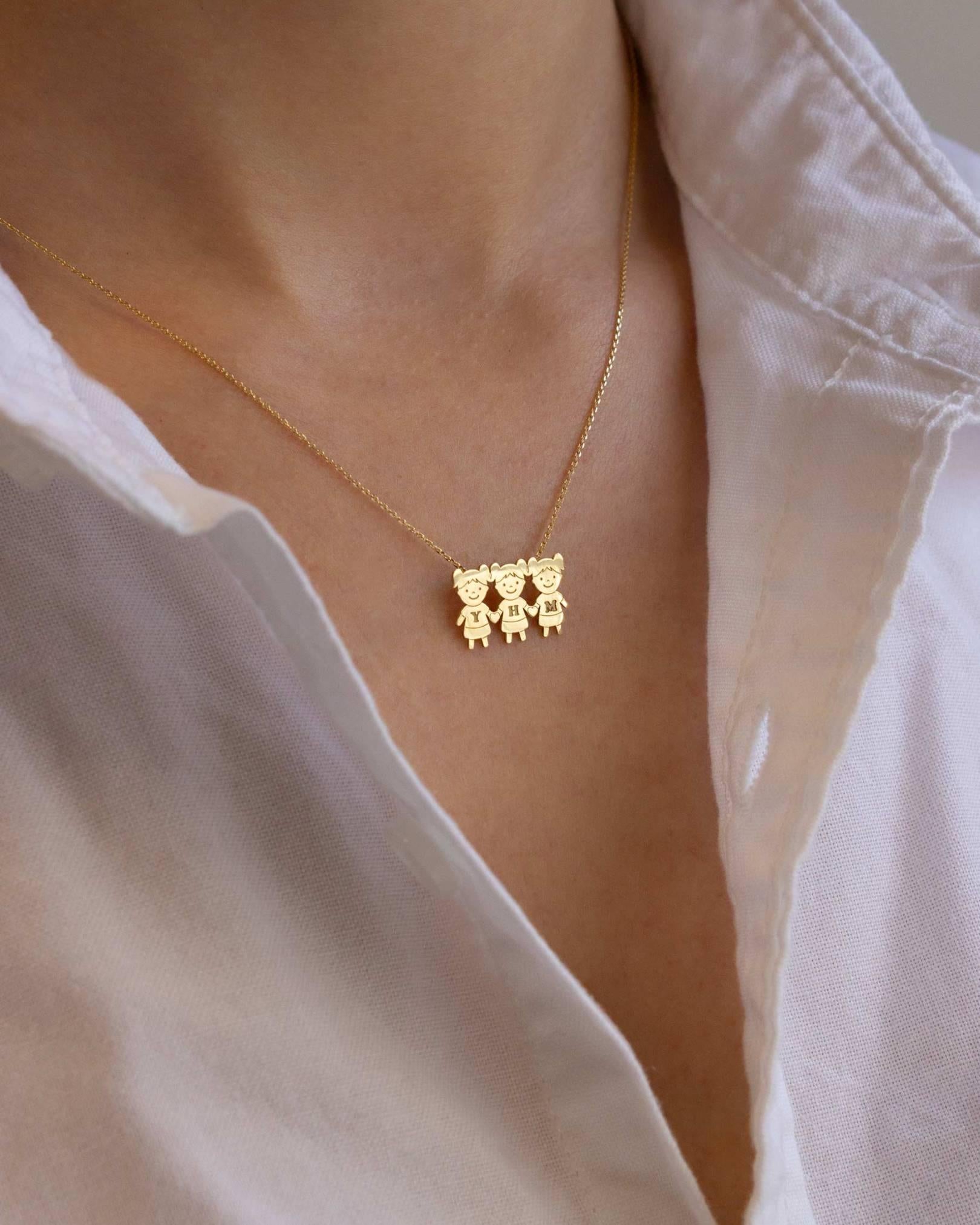 pingente em ouro com dois ou três filhos, menino ou menina, personalizado com nome, inicial e data de nascimento