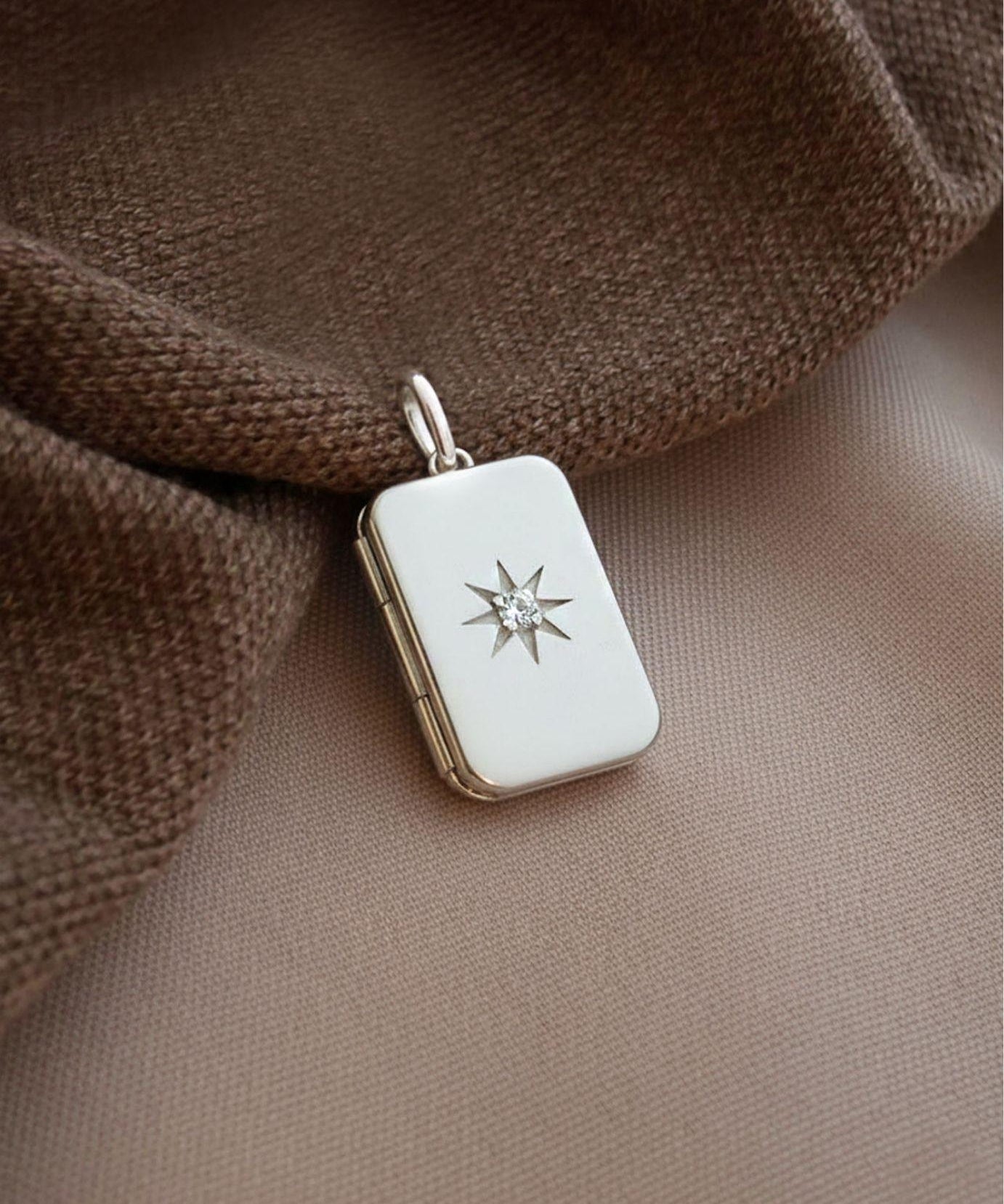 pingente relicario em prata com detalhe de estrela montezza