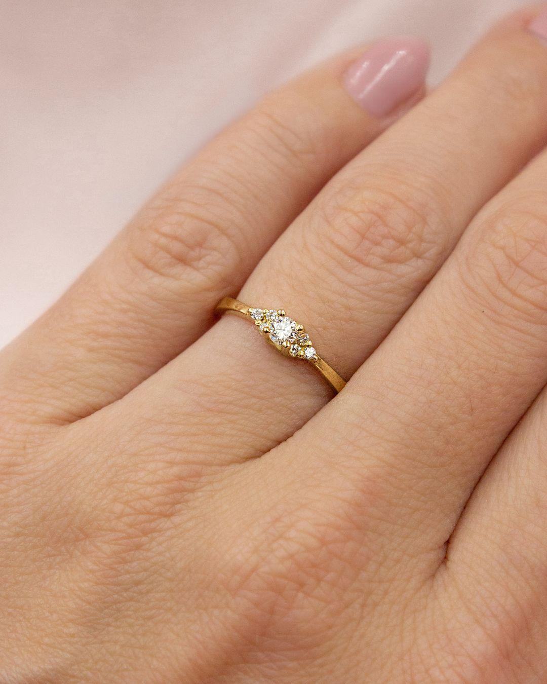 Anel Solitário Personalizado Ouro 18K 7 Pedras Aro Afinado