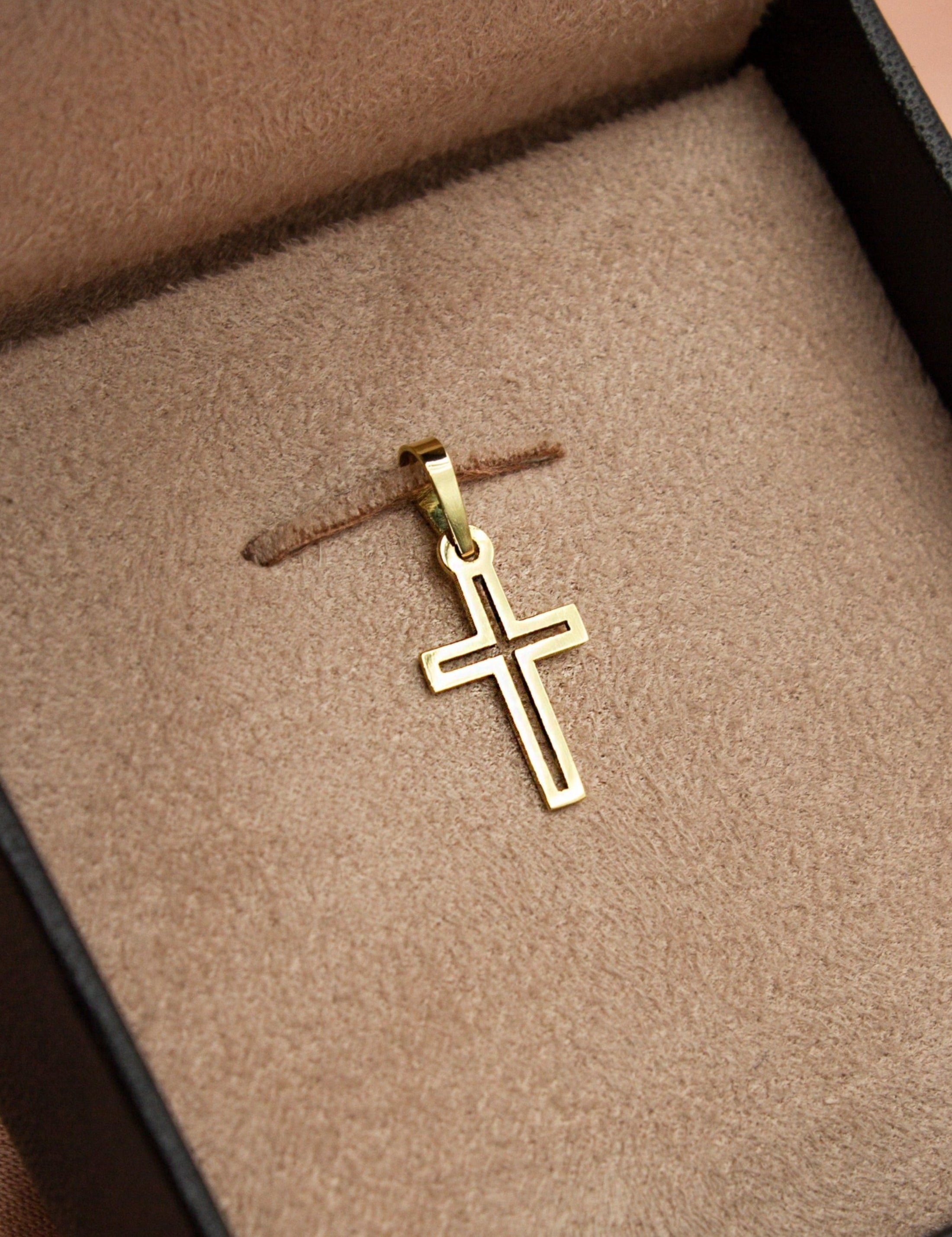 Pingente Cruz Vazada Ouro 18K - Montezza Joias