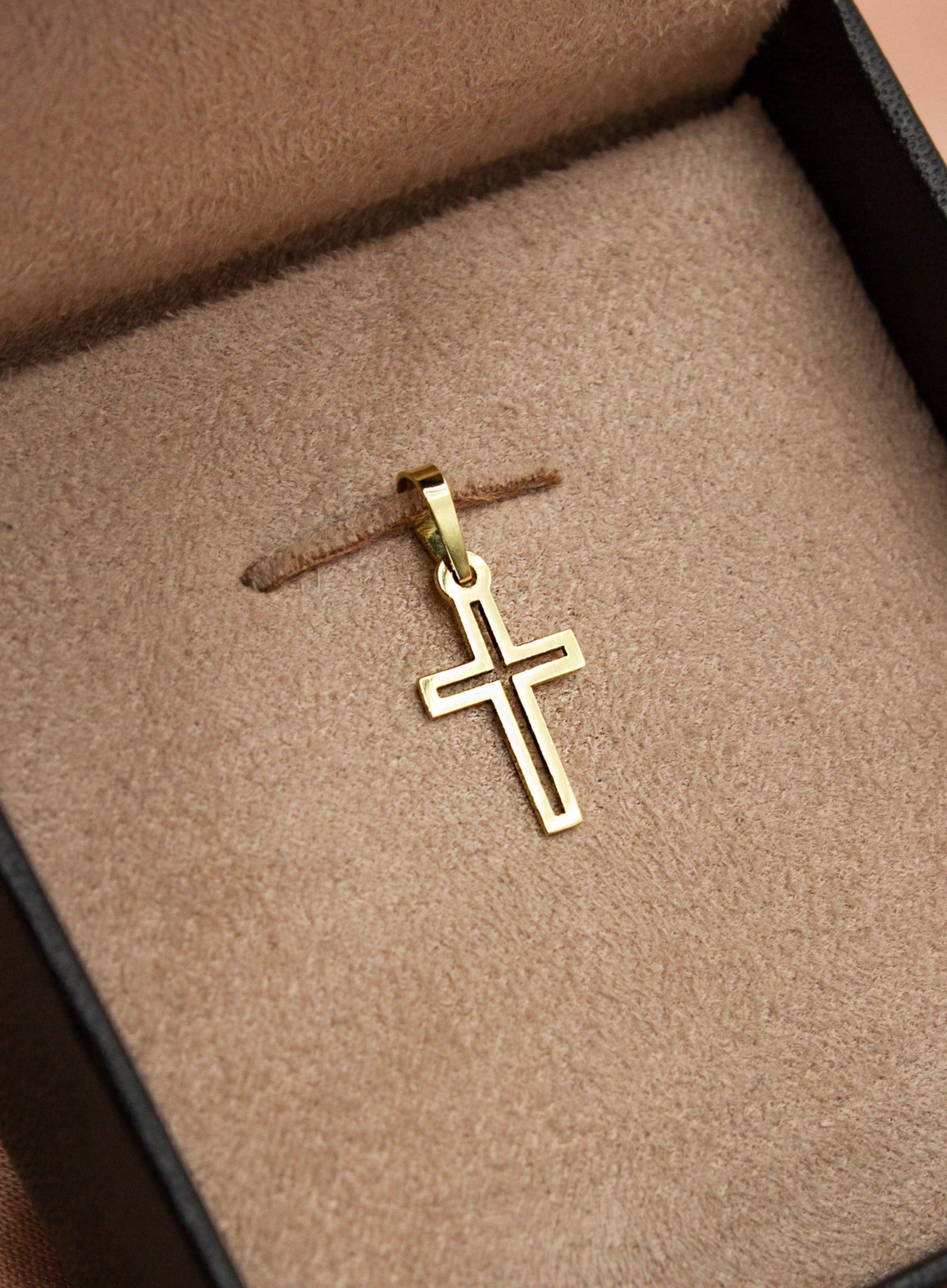 Pingente Cruz Vazada Ouro 18K - Montezza Joias
