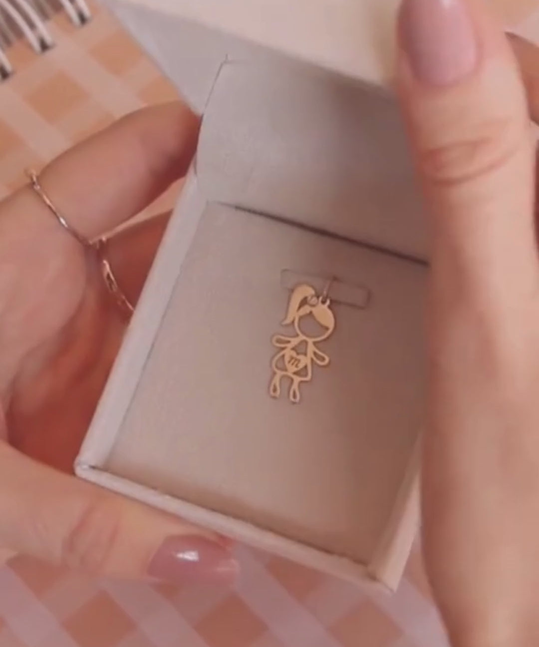 Pingente Personalizado Menina Helô Ouro 18K
