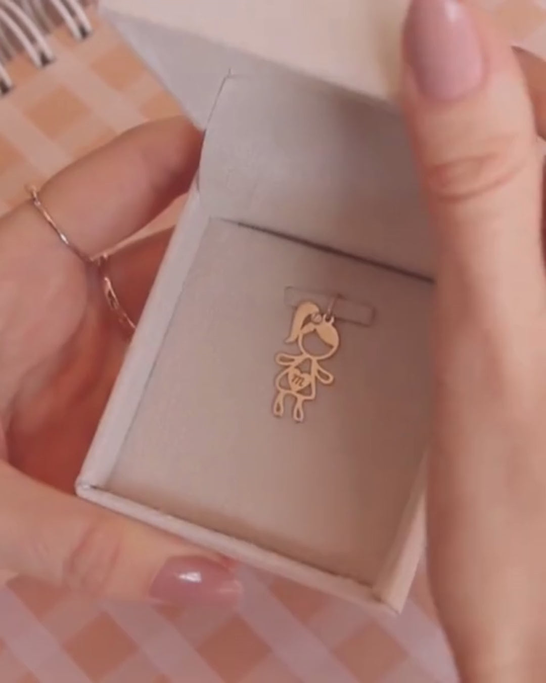 Pingente Personalizado Menina Helô Ouro 18K