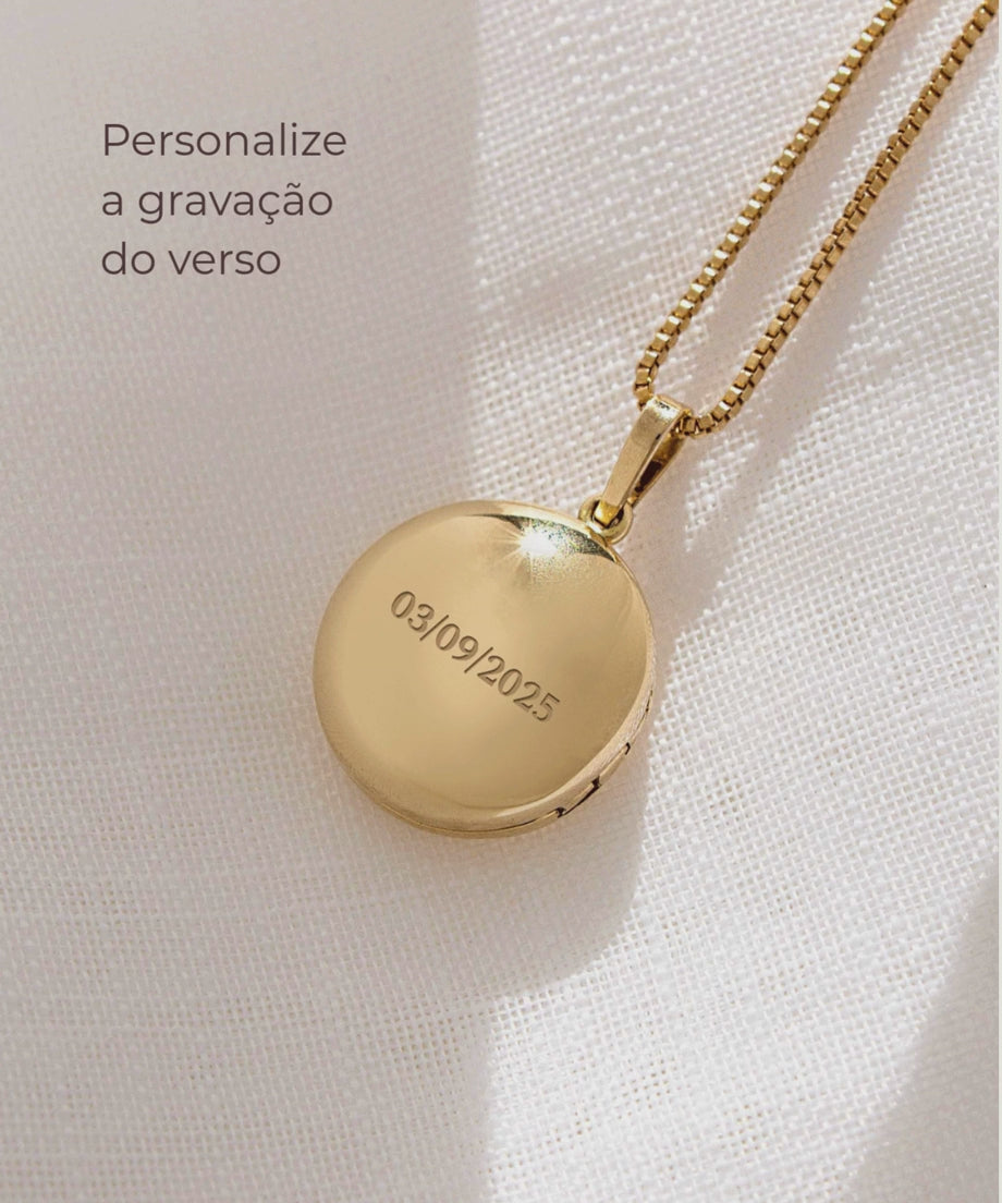 relicario redondo em ouro montezza com estrela de brilhante e verso personalizado